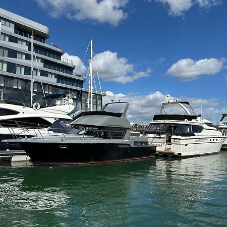 Yacht "X" - 44 Foot Modern Yacht On 5 Star Ocean Village Marina - Minutes Away From City Centre And Cruise Terminals, Free Parking ,Spa Package Available! 南安普敦 外观 照片