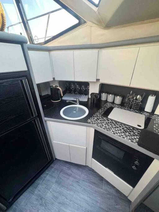 Yacht "X" - 44 Foot Modern Yacht On 5 Star Ocean Village Marina - Minutes Away From City Centre And Cruise Terminals, Free Parking ,Spa Package Available! 南安普敦 外观 照片