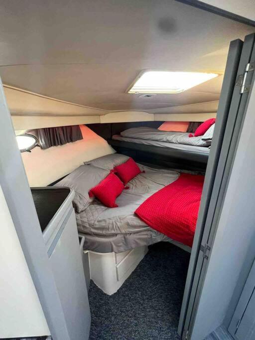 Yacht "X" - 44 Foot Modern Yacht On 5 Star Ocean Village Marina - Minutes Away From City Centre And Cruise Terminals, Free Parking ,Spa Package Available! 南安普敦 外观 照片