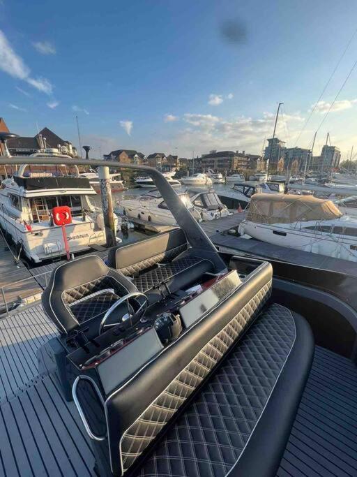 Yacht "X" - 44 Foot Modern Yacht On 5 Star Ocean Village Marina - Minutes Away From City Centre And Cruise Terminals, Free Parking ,Spa Package Available! 南安普敦 外观 照片