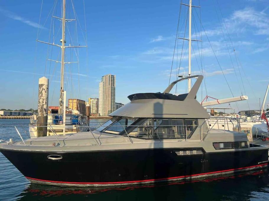 Yacht "X" - 44 Foot Modern Yacht On 5 Star Ocean Village Marina - Minutes Away From City Centre And Cruise Terminals, Free Parking ,Spa Package Available! 南安普敦 外观 照片