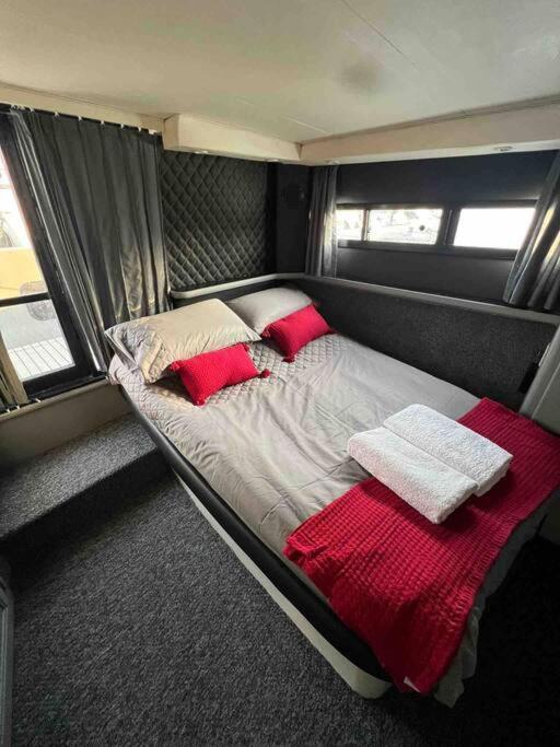 Yacht "X" - 44 Foot Modern Yacht On 5 Star Ocean Village Marina - Minutes Away From City Centre And Cruise Terminals, Free Parking ,Spa Package Available! 南安普敦 外观 照片