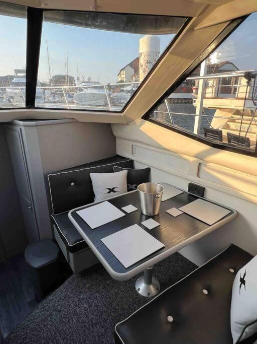Yacht "X" - 44 Foot Modern Yacht On 5 Star Ocean Village Marina - Minutes Away From City Centre And Cruise Terminals, Free Parking ,Spa Package Available! 南安普敦 外观 照片