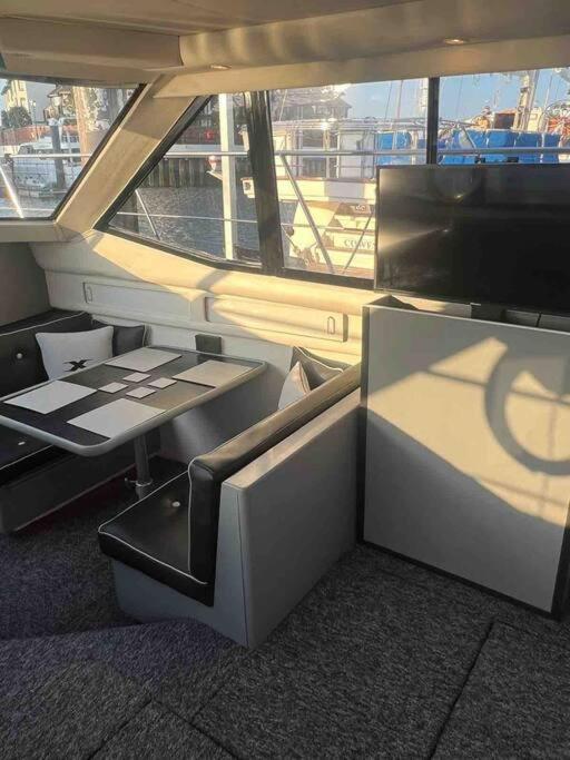 Yacht "X" - 44 Foot Modern Yacht On 5 Star Ocean Village Marina - Minutes Away From City Centre And Cruise Terminals, Free Parking ,Spa Package Available! 南安普敦 外观 照片