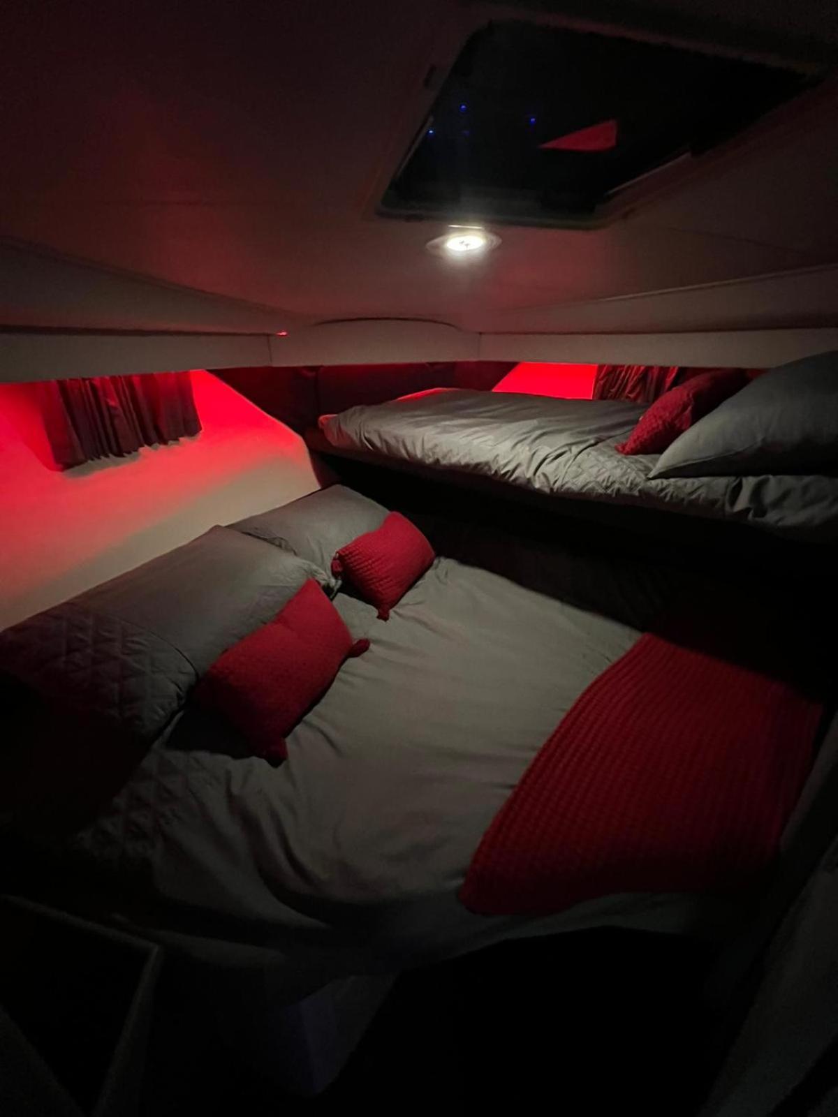 Yacht "X" - 44 Foot Modern Yacht On 5 Star Ocean Village Marina - Minutes Away From City Centre And Cruise Terminals, Free Parking ,Spa Package Available! 南安普敦 外观 照片
