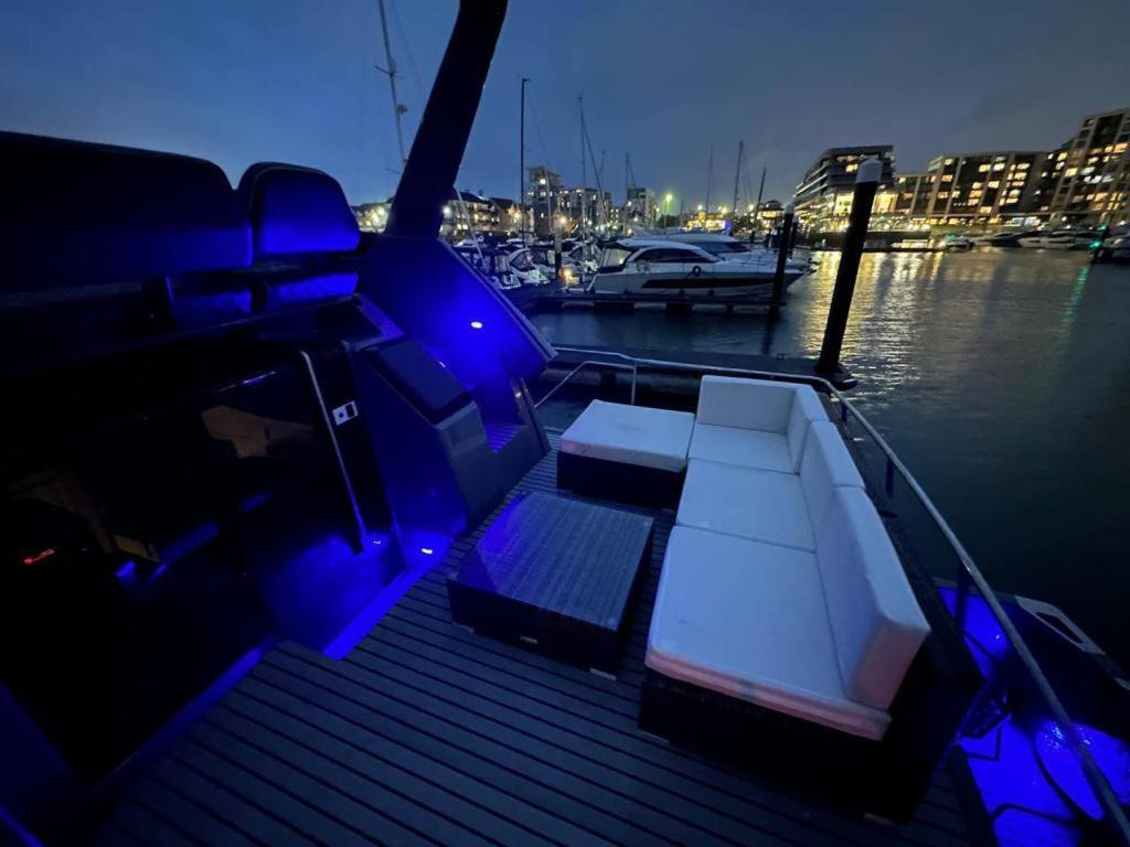 Yacht "X" - 44 Foot Modern Yacht On 5 Star Ocean Village Marina - Minutes Away From City Centre And Cruise Terminals, Free Parking ,Spa Package Available! 南安普敦 外观 照片