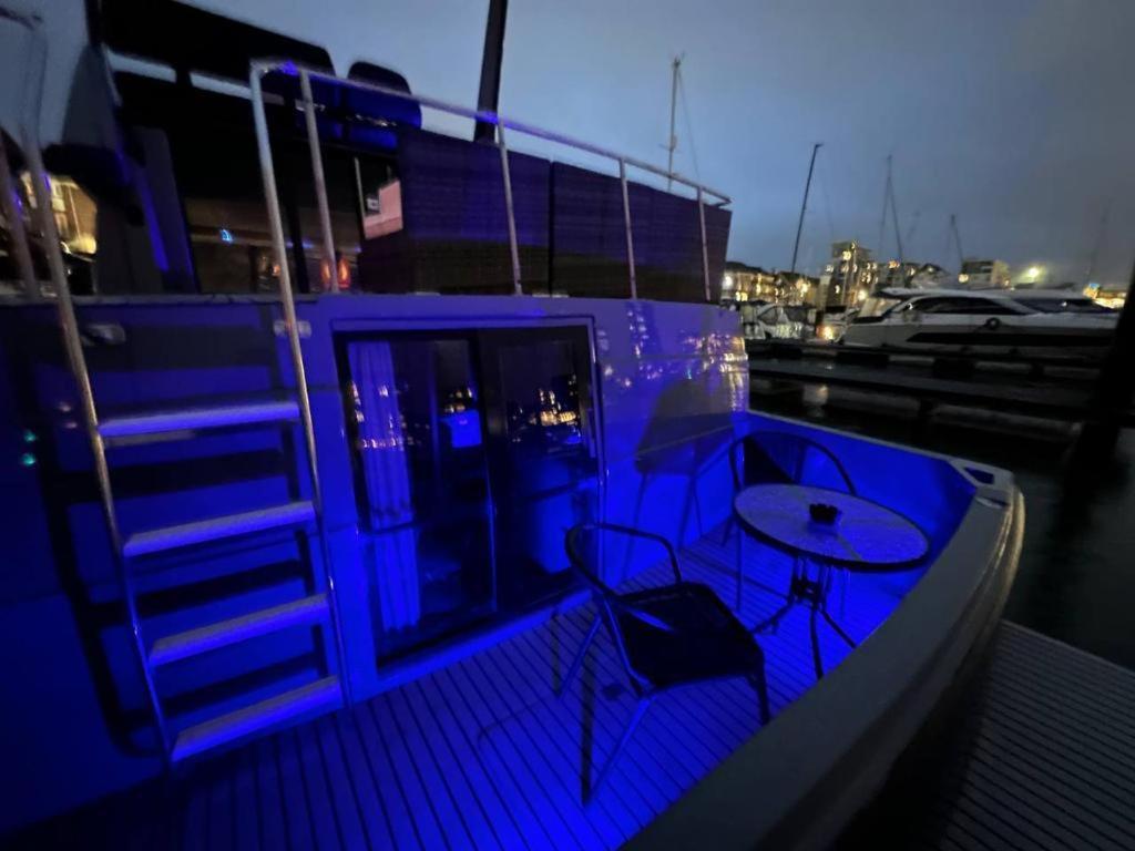 Yacht "X" - 44 Foot Modern Yacht On 5 Star Ocean Village Marina - Minutes Away From City Centre And Cruise Terminals, Free Parking ,Spa Package Available! 南安普敦 外观 照片