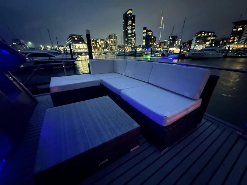 Yacht "X" - 44 Foot Modern Yacht On 5 Star Ocean Village Marina - Minutes Away From City Centre And Cruise Terminals, Free Parking ,Spa Package Available! 南安普敦 外观 照片