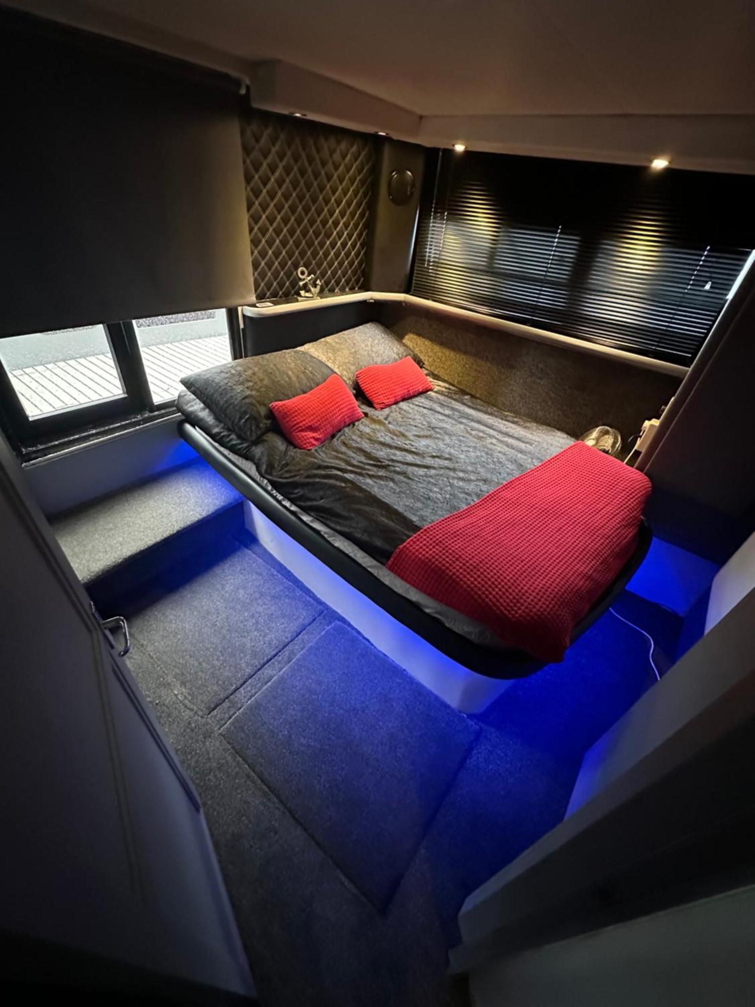 Yacht "X" - 44 Foot Modern Yacht On 5 Star Ocean Village Marina - Minutes Away From City Centre And Cruise Terminals, Free Parking ,Spa Package Available! 南安普敦 外观 照片