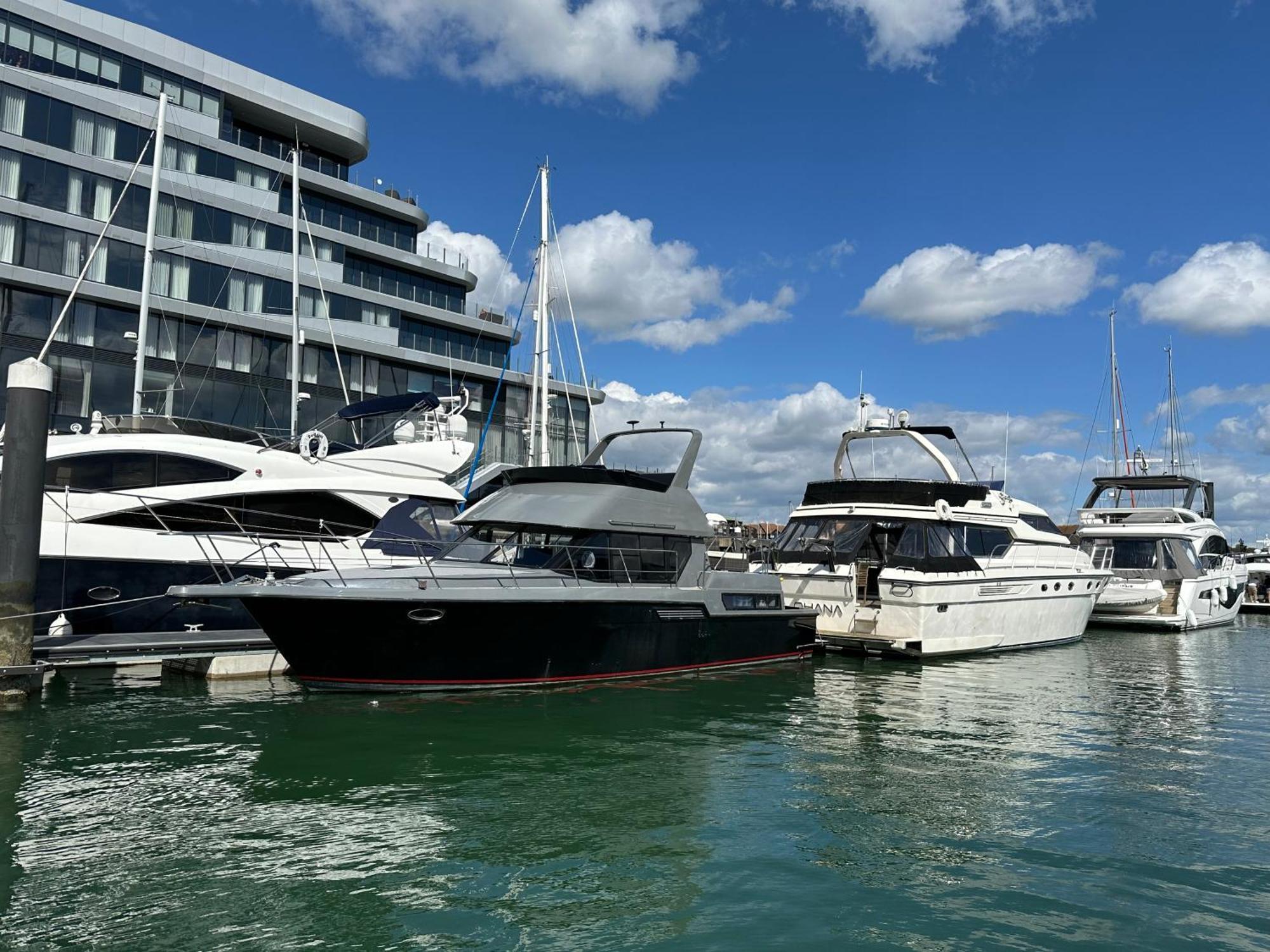 Yacht "X" - 44 Foot Modern Yacht On 5 Star Ocean Village Marina - Minutes Away From City Centre And Cruise Terminals, Free Parking ,Spa Package Available! 南安普敦 外观 照片