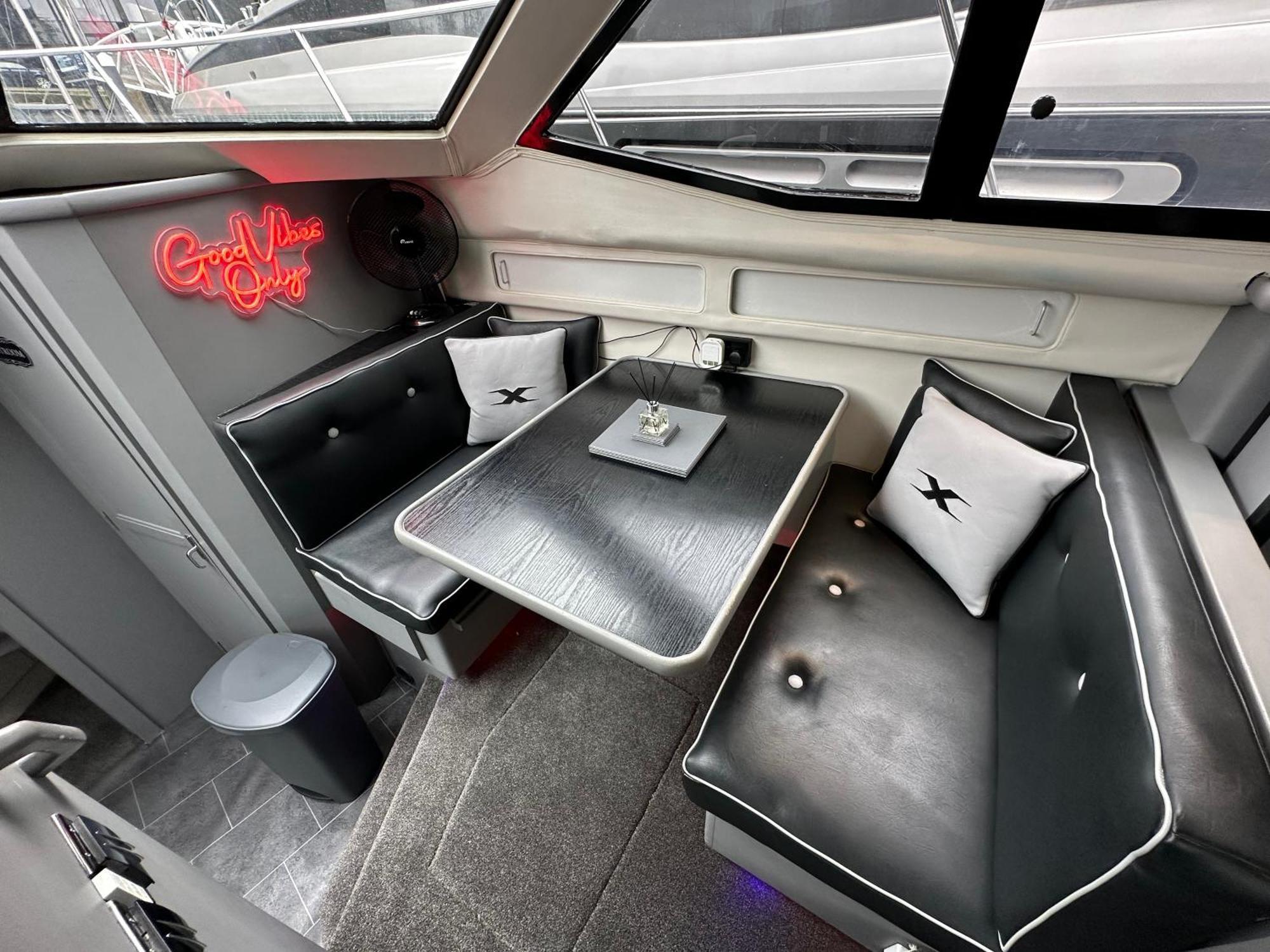 Yacht "X" - 44 Foot Modern Yacht On 5 Star Ocean Village Marina - Minutes Away From City Centre And Cruise Terminals, Free Parking ,Spa Package Available! 南安普敦 外观 照片