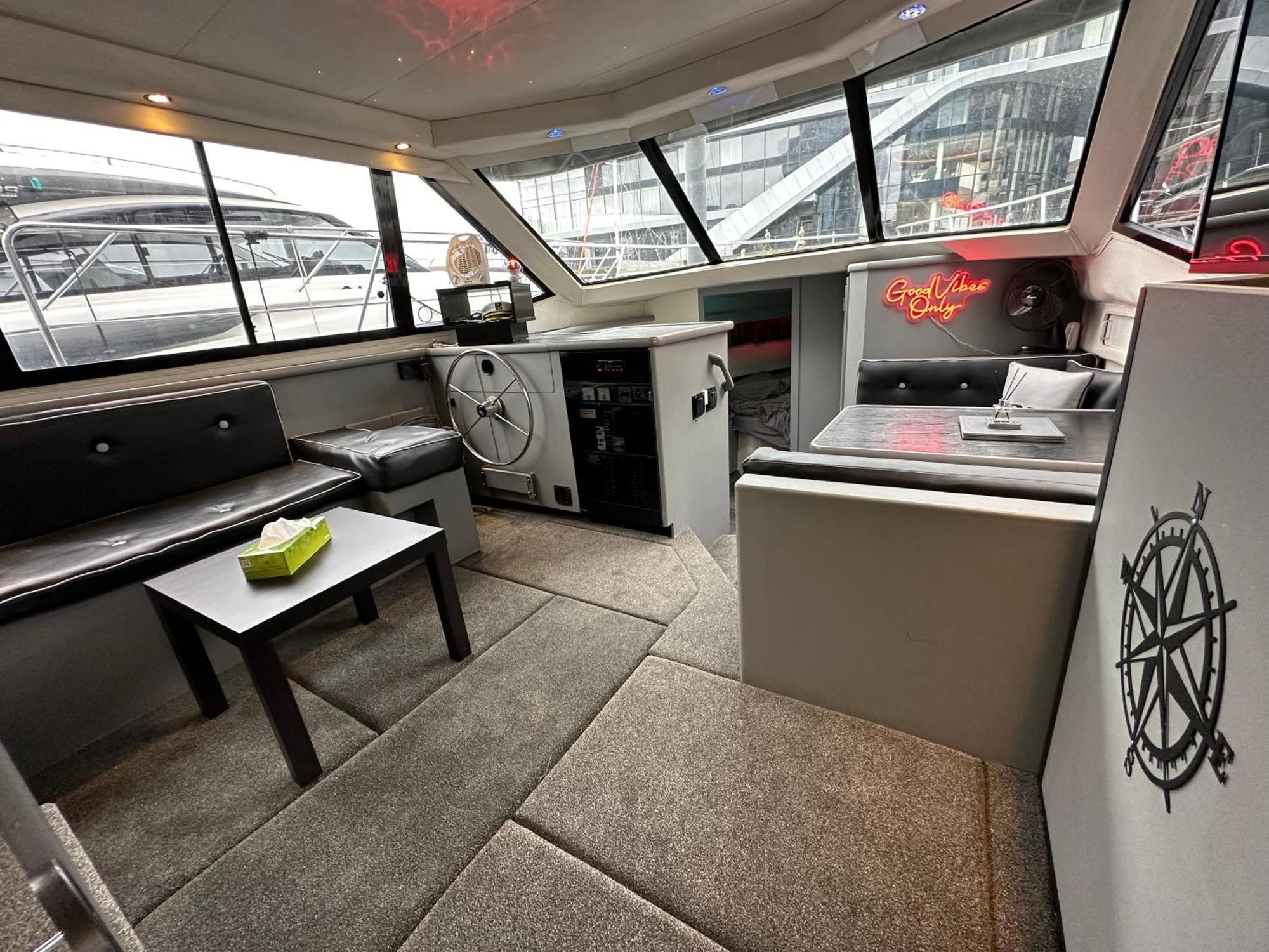 Yacht "X" - 44 Foot Modern Yacht On 5 Star Ocean Village Marina - Minutes Away From City Centre And Cruise Terminals, Free Parking ,Spa Package Available! 南安普敦 外观 照片