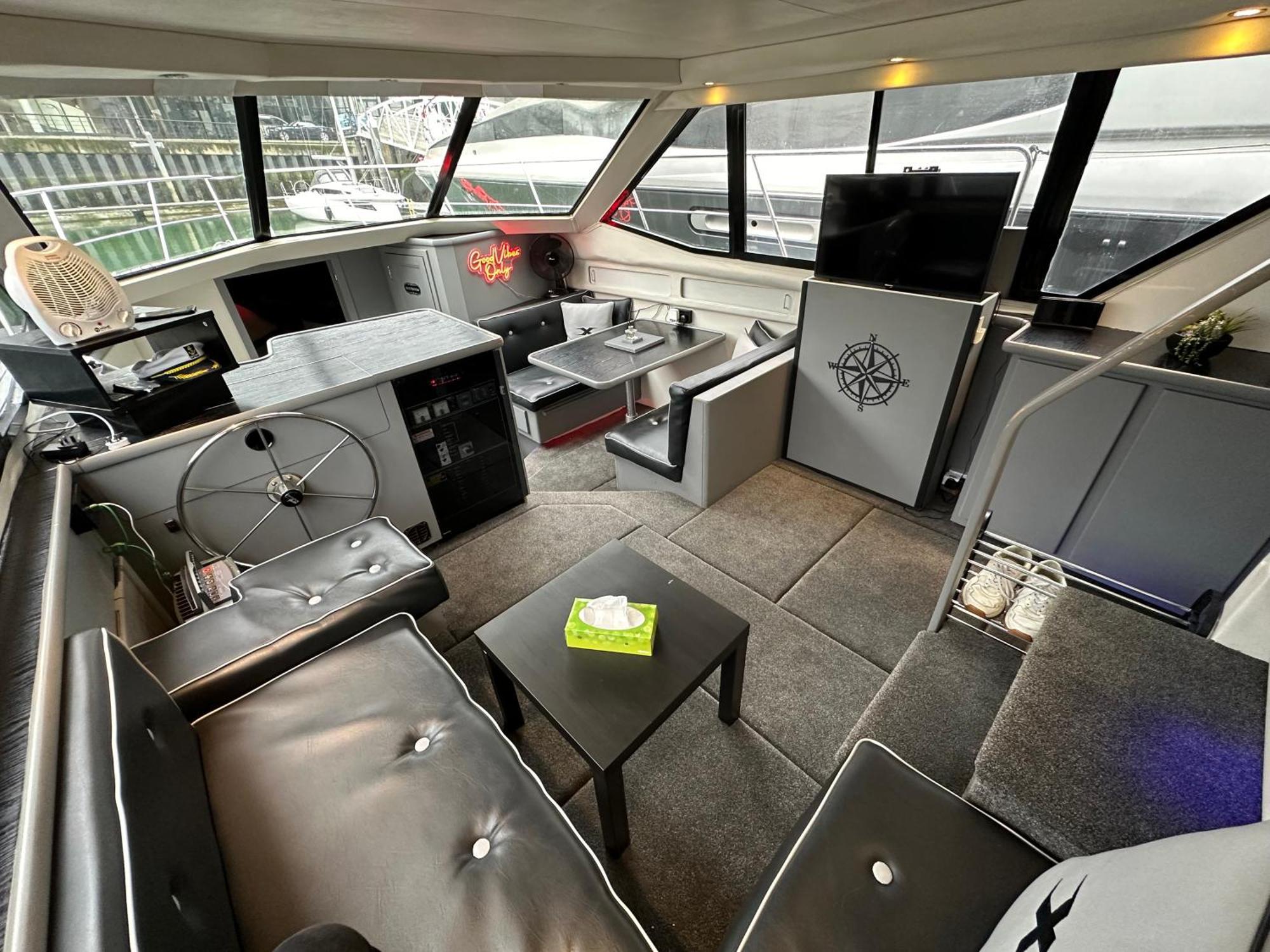 Yacht "X" - 44 Foot Modern Yacht On 5 Star Ocean Village Marina - Minutes Away From City Centre And Cruise Terminals, Free Parking ,Spa Package Available! 南安普敦 外观 照片