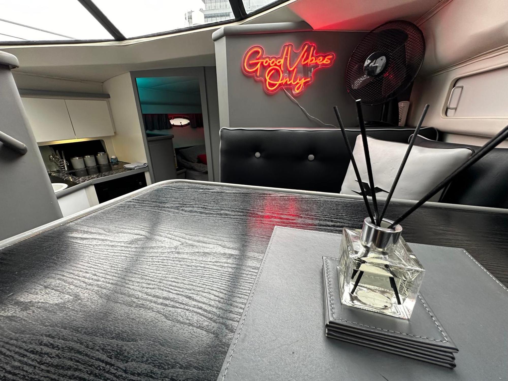 Yacht "X" - 44 Foot Modern Yacht On 5 Star Ocean Village Marina - Minutes Away From City Centre And Cruise Terminals, Free Parking ,Spa Package Available! 南安普敦 外观 照片