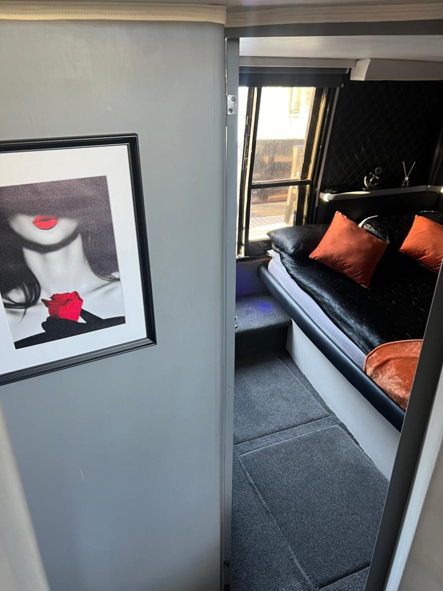 Yacht "X" - 44 Foot Modern Yacht On 5 Star Ocean Village Marina - Minutes Away From City Centre And Cruise Terminals, Free Parking ,Spa Package Available! 南安普敦 外观 照片