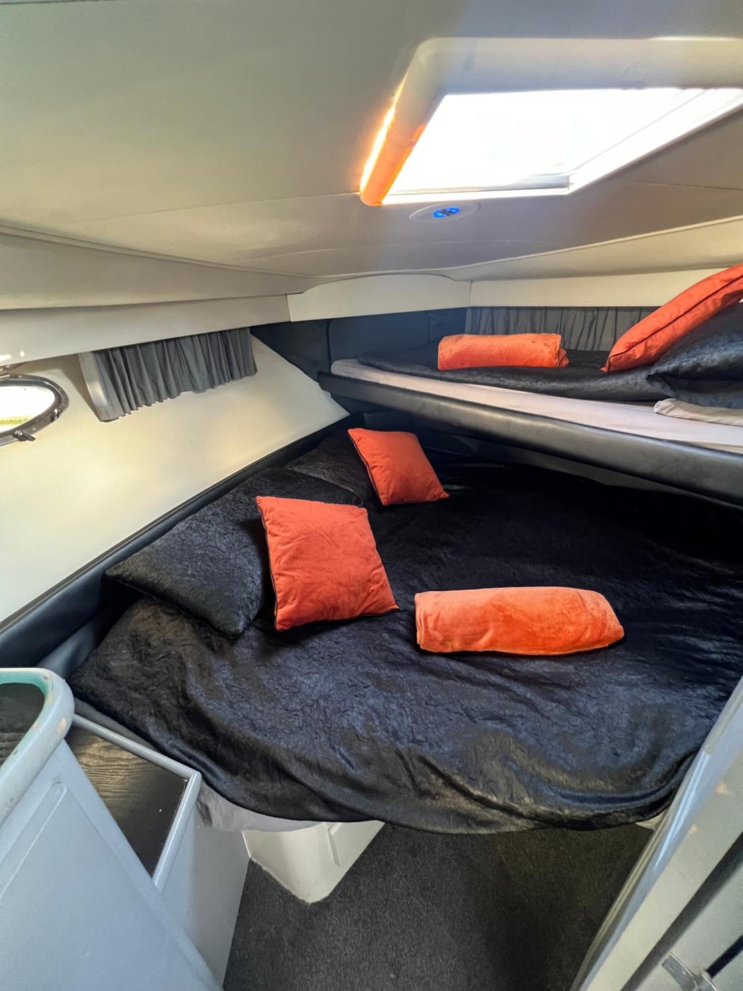 Yacht "X" - 44 Foot Modern Yacht On 5 Star Ocean Village Marina - Minutes Away From City Centre And Cruise Terminals, Free Parking ,Spa Package Available! 南安普敦 外观 照片