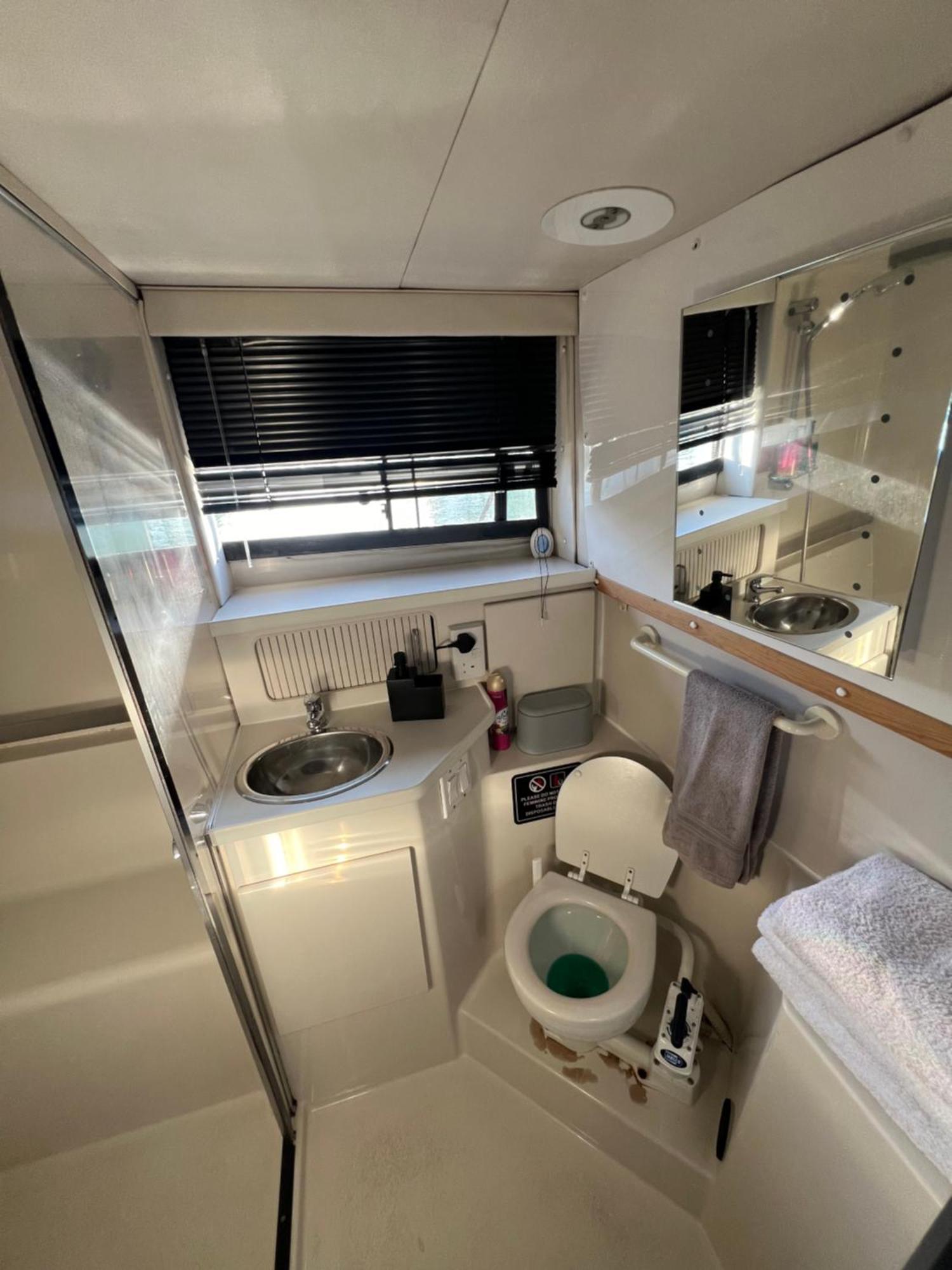 Yacht "X" - 44 Foot Modern Yacht On 5 Star Ocean Village Marina - Minutes Away From City Centre And Cruise Terminals, Free Parking ,Spa Package Available! 南安普敦 外观 照片
