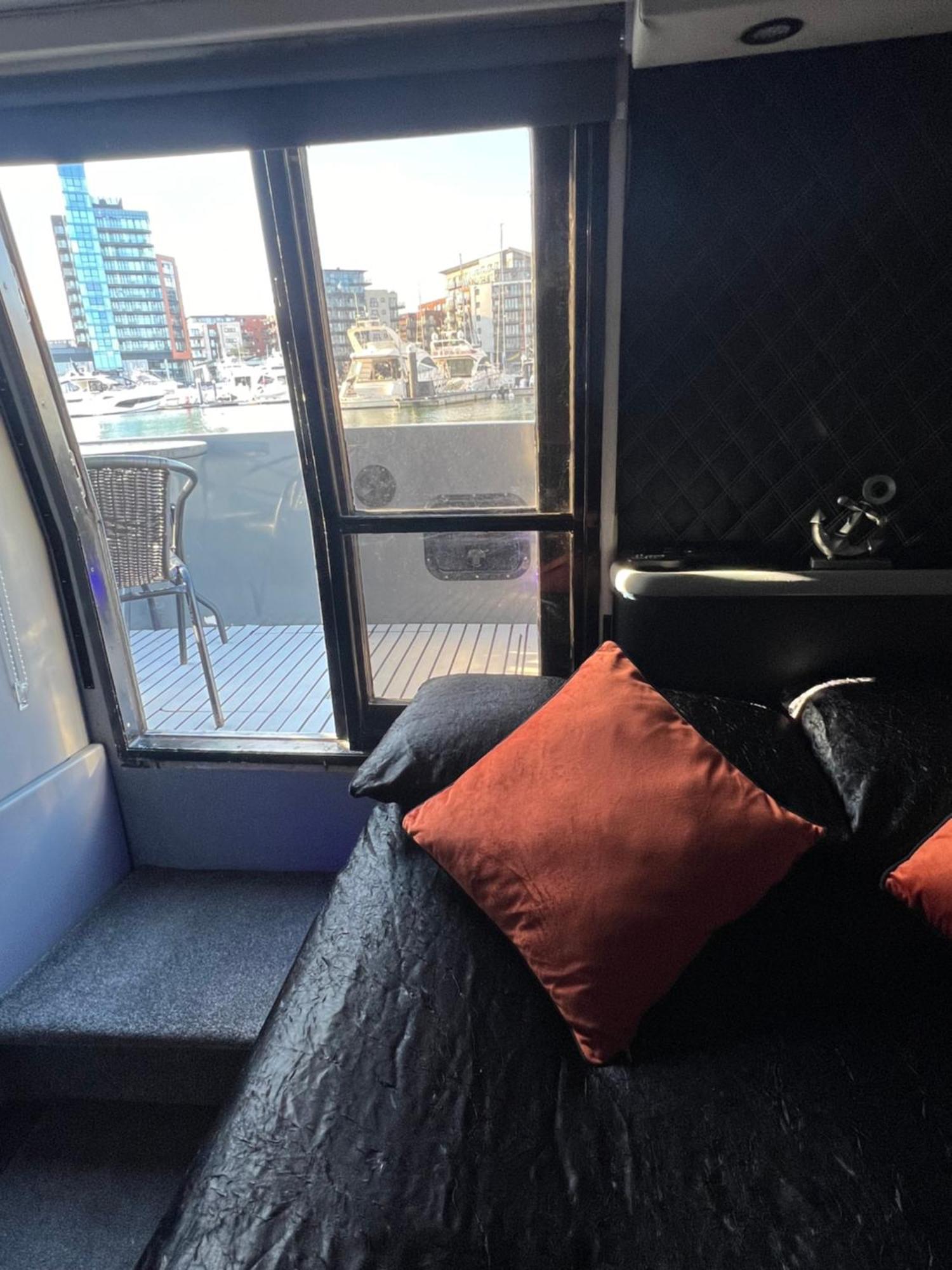 Yacht "X" - 44 Foot Modern Yacht On 5 Star Ocean Village Marina - Minutes Away From City Centre And Cruise Terminals, Free Parking ,Spa Package Available! 南安普敦 外观 照片