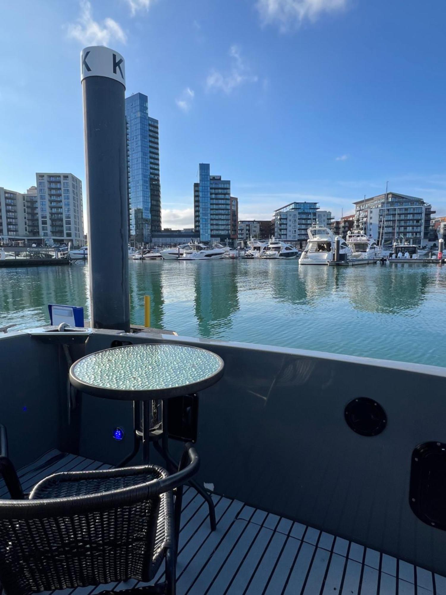 Yacht "X" - 44 Foot Modern Yacht On 5 Star Ocean Village Marina - Minutes Away From City Centre And Cruise Terminals, Free Parking ,Spa Package Available! 南安普敦 外观 照片