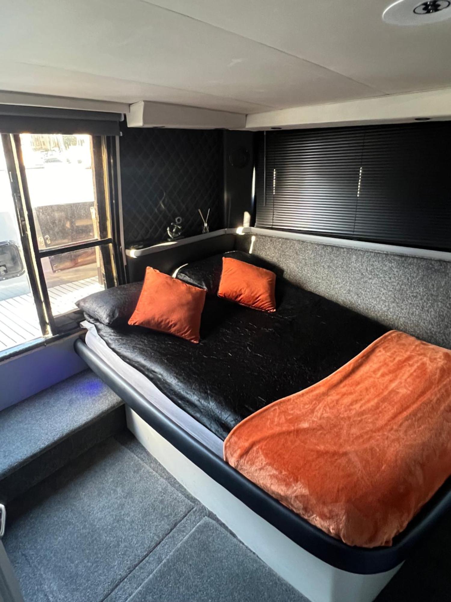 Yacht "X" - 44 Foot Modern Yacht On 5 Star Ocean Village Marina - Minutes Away From City Centre And Cruise Terminals, Free Parking ,Spa Package Available! 南安普敦 外观 照片